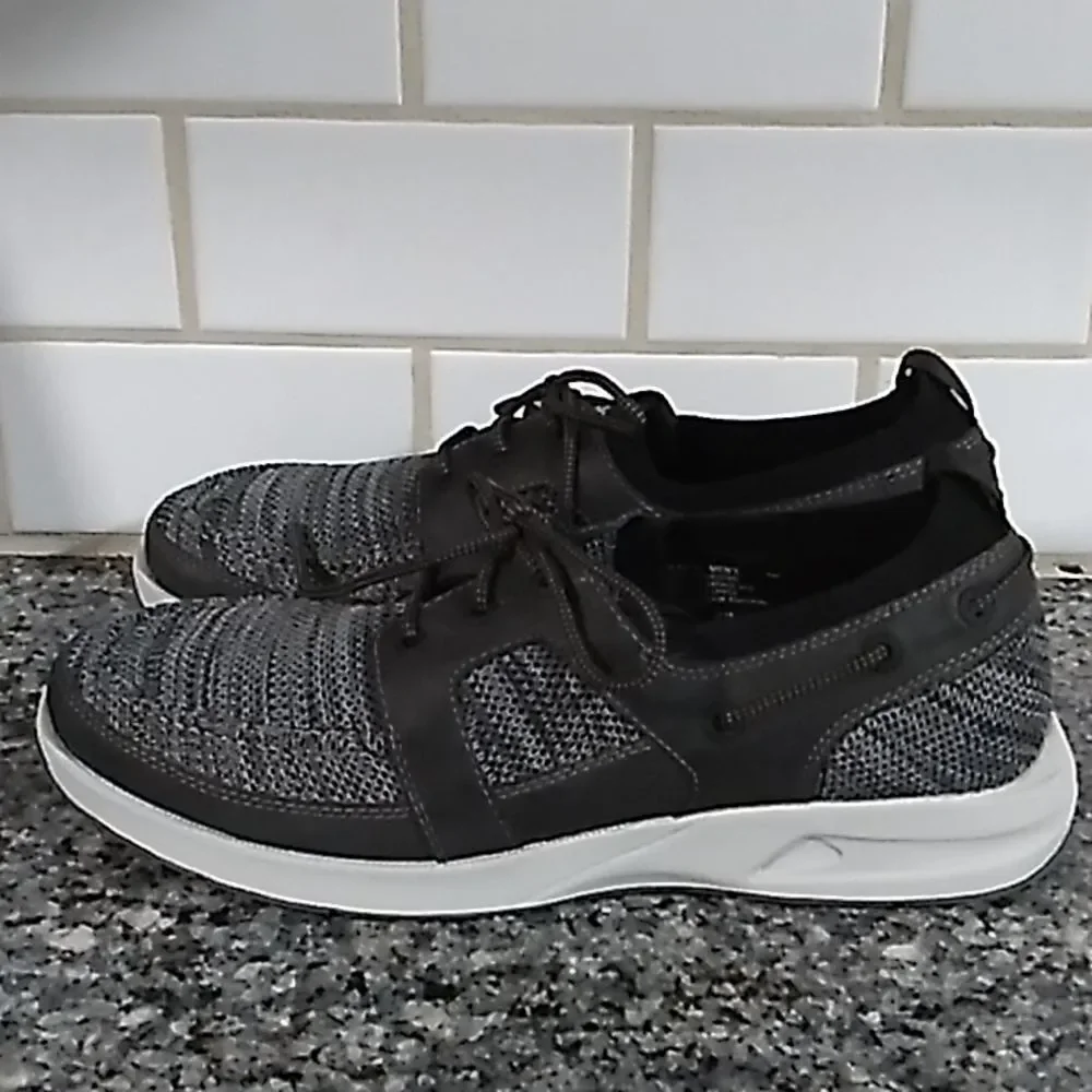 Dockers Men's Gray-Knit Leather Lightweight Shoes. Size 9